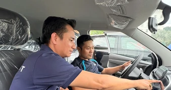 Khách hàng Nghệ An xếp hàng lái thử VinFast VF 5: Nhỏ gọn nhưng đủ chất, lái đã, lời ngay từ lúc xuống tiền