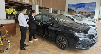 Khách Việt giảm mua ô tô đáng kể dù các hãng đại hạ giá liên tục