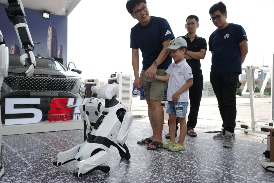 Khai mạc VIMS 2026: Khách đến từ trước giờ mở cửa, khu trưng bày và khu lái thử kín người tham quan