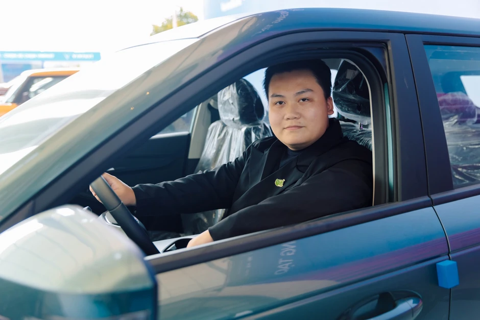Khai mạc VIMS 2026: Khách đến từ trước giờ mở cửa, khu trưng bày và khu lái thử kín người tham quan