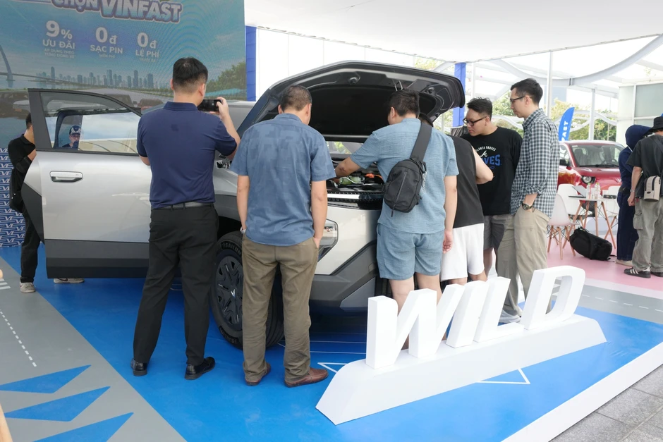 Khai mạc VIMS 2026: Khách đến từ trước giờ mở cửa, khu trưng bày và khu lái thử kín người tham quan