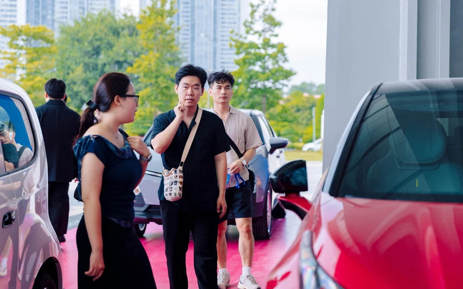 Khai mạc VIMS 2026: Khách đến từ trước giờ mở cửa, khu trưng bày và khu lái thử kín người tham quan