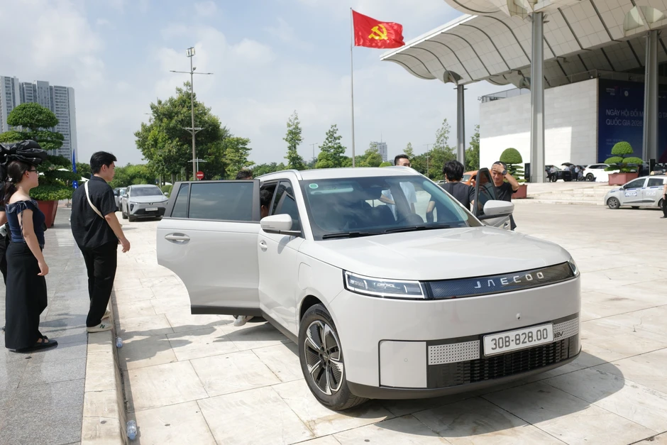 Khai mạc VIMS 2026: Khách đến từ trước giờ mở cửa, khu trưng bày và khu lái thử kín người tham quan