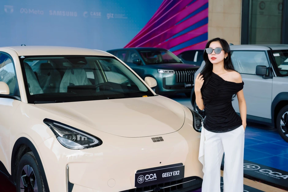 Khai mạc VIMS 2026: Khách đến từ trước giờ mở cửa, khu trưng bày và khu lái thử kín người tham quan