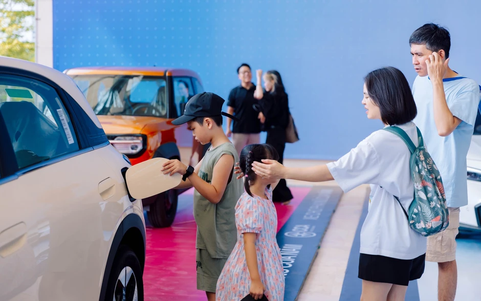 Khai mạc VIMS 2026: Khách đến từ trước giờ mở cửa, khu trưng bày và khu lái thử kín người tham quan