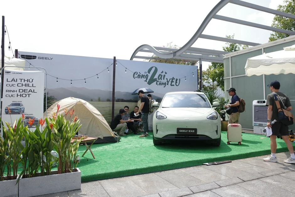 Khai mạc VIMS 2026: Khách đến từ trước giờ mở cửa, khu trưng bày và khu lái thử kín người tham quan