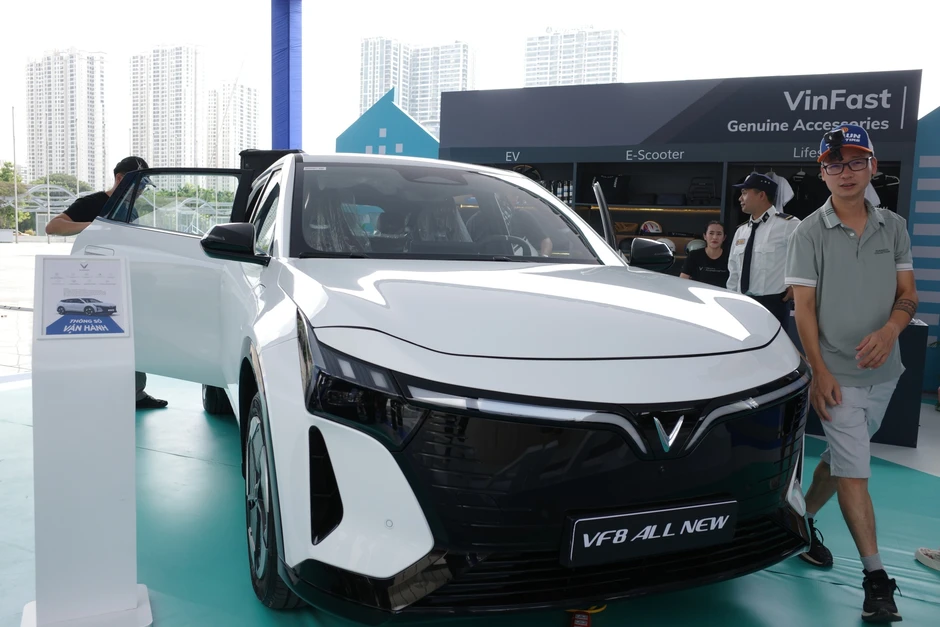 Khai mạc VIMS 2026: Khách đến từ trước giờ mở cửa, khu trưng bày và khu lái thử kín người tham quan