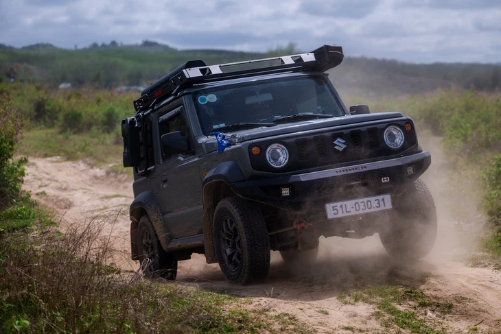 'Không ai bỏ 800 triệu mua Suzuki Jimny vì trang bị, mà để mua khả năng xe đắt gấp 5 không làm được'