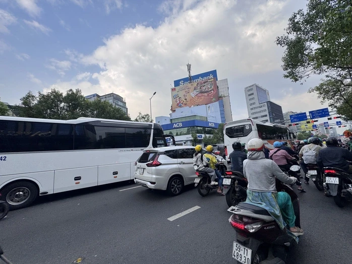 Không "gồng" nổi giá xăng dầu, nhiều nhà xe tăng cước Không "gồng" nổi giá xăng dầu, nhiều nhà xe tăng cước