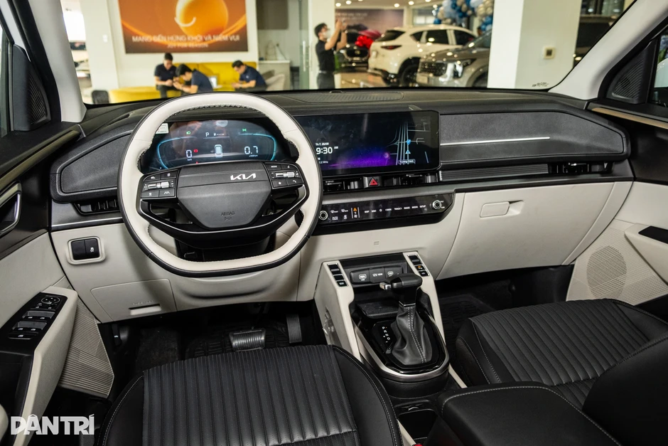 Kia Carens Clavis chốt giá từ 639 triệu đồng tại Việt Nam, đối đầu Xpander