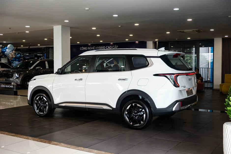 Kia Carens Clavis chốt giá từ 639 triệu đồng tại Việt Nam, đối đầu Xpander