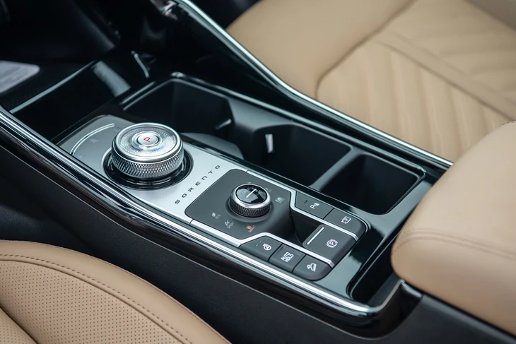 Kia Sorento hybrid ở Việt Nam giá từ 1,349 tỉ, gây ngạc nhiên khi rẻ hơn bản máy dầu
