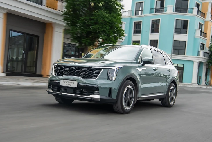 Kia Sorento hybrid ở Việt Nam giá từ 1,349 tỉ, gây ngạc nhiên khi rẻ hơn bản máy dầu