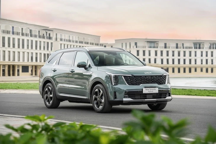 Kia Sorento hybrid ở Việt Nam giá từ 1,349 tỉ, gây ngạc nhiên khi rẻ hơn bản máy dầu