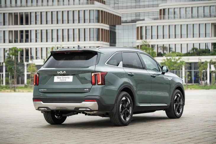 Kia Sorento hybrid ở Việt Nam giá từ 1,349 tỉ, gây ngạc nhiên khi rẻ hơn bản máy dầu