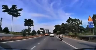 Lạng lách đánh võng trên đường, 4 thanh niên đi xe máy trả giá đắt