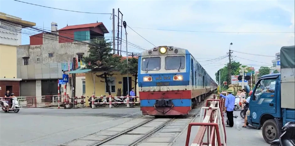 Liên tiếp xảy ra ô tô va chạm tàu hỏa: Nguyên tắc an toàn khi băng qua đường sắt Liên tiếp xảy ra ô tô va chạm tàu hỏa: Nguyên tắc an toàn khi băng qua đường sắt