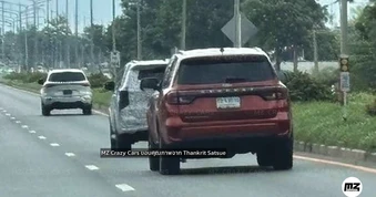 Lộ ảnh Toyota Fortuner đời mới xuất hiện bên cạnh đối thủ