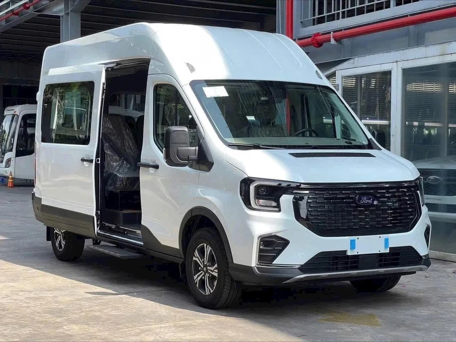 Lộ bản thiết kế 'lạ' cho Ford Transit tại Việt Nam: Mặt trước tạo hình kiểu Rolls-Royce, ghế thương gia sang xịn Lộ bản thiết kế 'lạ' cho Ford Transit tại Việt Nam: Mặt trước tạo hình kiểu Rolls-Royce, ghế thương gia sang xịn