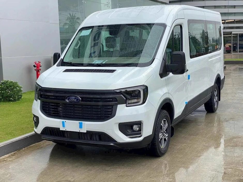 Lộ bản thiết kế 'lạ' cho Ford Transit tại Việt Nam: Mặt trước tạo hình kiểu Rolls-Royce, ghế thương gia sang xịn Lộ bản thiết kế 'lạ' cho Ford Transit tại Việt Nam: Mặt trước tạo hình kiểu Rolls-Royce, ghế thương gia sang xịn