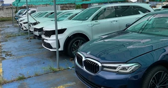 Lô xe ô tô ngập nước lên sàn đấu giá không có khách mua