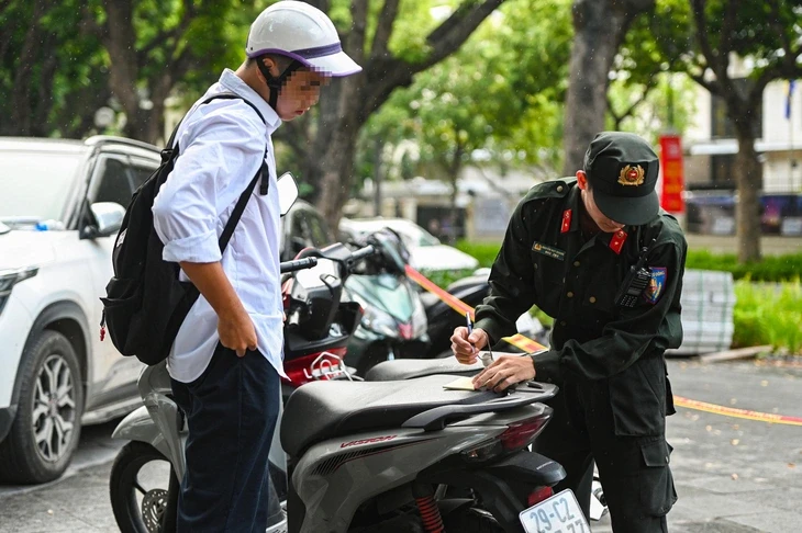 Lỗi giao xe cho người không đủ điều kiện: Cục CSGT khẳng định không xử phạt máy móc Lỗi giao xe cho người không đủ điều kiện: Cục CSGT khẳng định không xử phạt máy móc