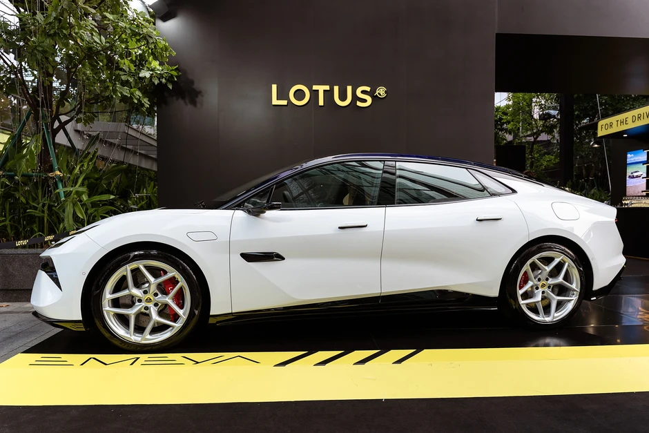 Lotus ra mắt 4 xe thể thao, giá cao nhất gần 13 tỷ, tham vọng đấu Porsche