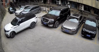 Màn lùi xe khó hiểu của tài xế Land Rover và cái kết ngoài tưởng tượng