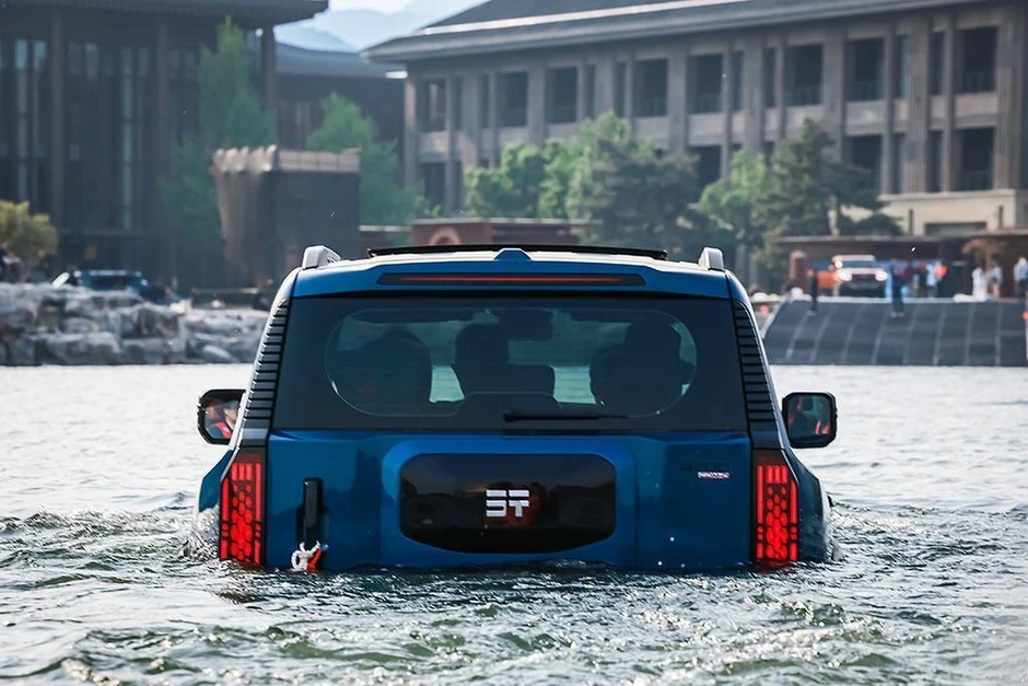 Mẫu xe Trung Quốc được trang bị chân vịt, "bơi" qua sông hồ như thuyền