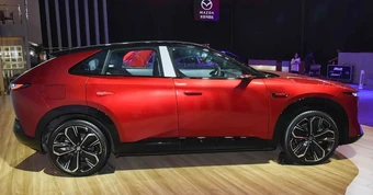 Mazda CX-6e 2026 ra mắt: Nâng cấp LiDAR, hỗ trợ lái tới 130 km/h, có cả bản EV và EREV