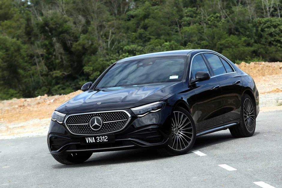 Mercedes-Benz E-Class PHEV giá dự kiến gần 3,4 tỷ đồng tại Việt Nam lộ mức tiêu thụ xăng 'như ngửi': Dưới 2L/100km, tiết kiệm hơn cả Honda Lead