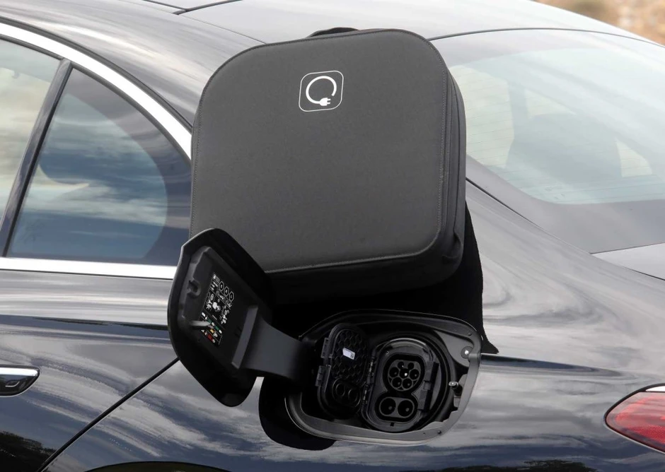 Mercedes-Benz E-Class PHEV giá dự kiến gần 3,4 tỷ đồng tại Việt Nam lộ mức tiêu thụ xăng 'như ngửi': Dưới 2L/100km, tiết kiệm hơn cả Honda Lead