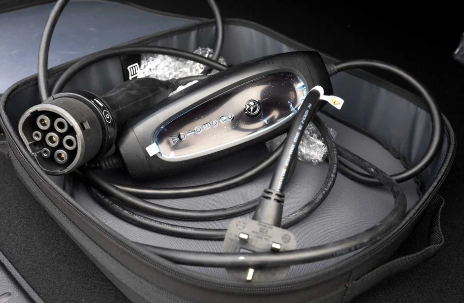 Mercedes-Benz E-Class PHEV giá dự kiến gần 3,4 tỷ đồng tại Việt Nam lộ mức tiêu thụ xăng 'như ngửi': Dưới 2L/100km, tiết kiệm hơn cả Honda Lead