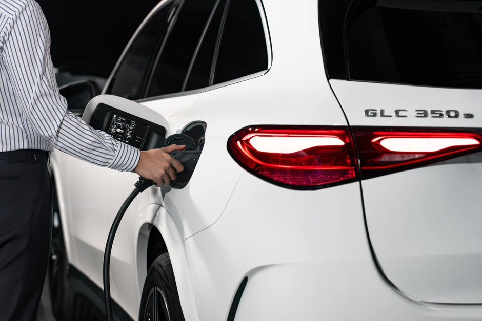 Mercedes-Benz GLC PHEV ra mắt Việt Nam: Giá gần 3 tỷ đồng, hết xăng vẫn chạy tới 128km, ‘phả hơi nóng’ lên X3, Q5 Mercedes-Benz GLC PHEV ra mắt Việt Nam: Giá gần 3 tỷ đồng, hết xăng vẫn chạy tới 128km, ‘phả hơi nóng’ lên X3, Q5