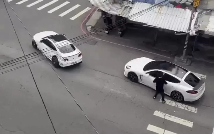 Mercedes drift lùi tông Porsche giữa phố, hai tài xế rượt đuổi, ẩu đả Mercedes drift lùi tông Porsche giữa phố, hai tài xế rượt đuổi, ẩu đả