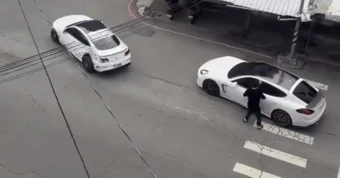 Mercedes drift lùi tông Porsche giữa phố, hai tài xế rượt đuổi, ẩu đả