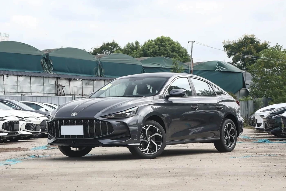 MG5 "xả kho" giảm hơn 100 triệu đồng, gây sức ép lên Mazda3