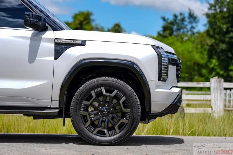 Mitsubishi Pajero thế hệ mới chốt ngày ra mắt ĐNÁ: 3 phiên bản giá quy đổi từ 1,2 tỷ, máy dầu hơn 200 mã lực, tham vọng đấu Everest Mitsubishi Pajero thế hệ mới chốt ngày ra mắt ĐNÁ: 3 phiên bản giá quy đổi từ 1,2 tỷ, máy dầu hơn 200 mã lực, tham vọng đấu Everest