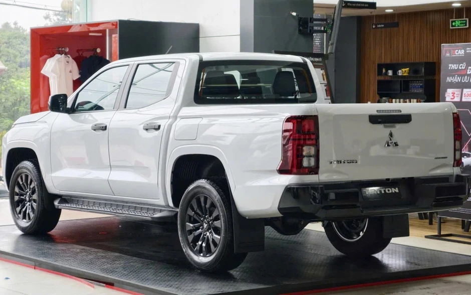 Mitsubishi Triton vẫn khuyến mại mạnh tay sau tháng lên top doanh số phân khúc: Giảm lăn bánh tới 56 triệu đồng, bản mới ra mắt cũng không ngoại lệ Mitsubishi Triton vẫn khuyến mại mạnh tay sau tháng lên top doanh số phân khúc: Giảm lăn bánh tới 56 triệu đồng, bản mới ra mắt cũng không ngoại lệ