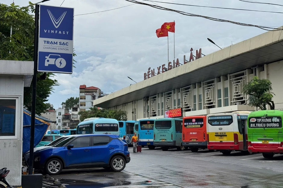 Mô hình trạm sạc tích hợp tại bến xe tạo thuận lợi cho tài xế dịch vụ Mô hình trạm sạc tích hợp tại bến xe tạo thuận lợi cho tài xế dịch vụ