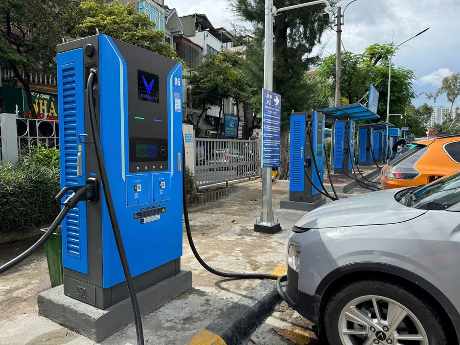 Mô hình trạm sạc tích hợp tại bến xe tạo thuận lợi cho tài xế dịch vụ Mô hình trạm sạc tích hợp tại bến xe tạo thuận lợi cho tài xế dịch vụ