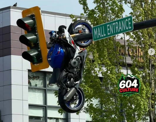 Mô tô Suzuki treo lơ lửng trên cột đèn giao thông sau va chạm với xe sang BMW Mô tô Suzuki treo lơ lửng trên cột đèn giao thông sau va chạm với xe sang BMW