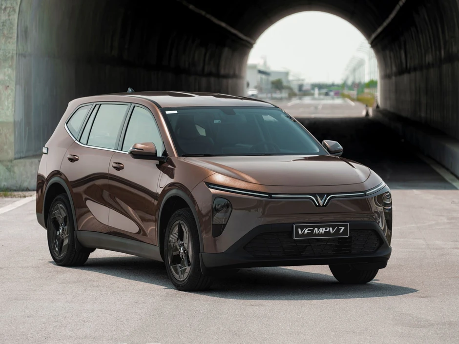 Một chiếc xe cho cả nhà: VF MPV 7 rộng cả 3 hàng ghế, chạy êm, nuôi xe nhàn Một chiếc xe cho cả nhà: VF MPV 7 rộng cả 3 hàng ghế, chạy êm, nuôi xe nhàn