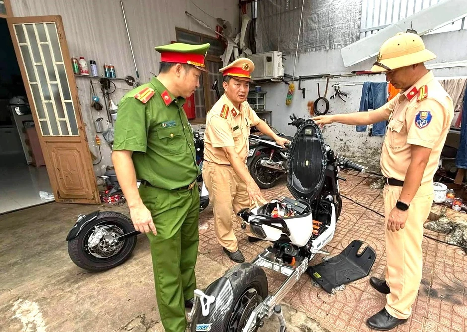 Một thiếu niên độ chế xe đạp điện chạy gần 100km/h Một thiếu niên độ chế xe đạp điện chạy gần 100km/h