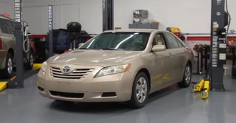 Mua Toyota Camry lỗi dầu ngay từ nhà máy, chạy nửa triệu km bình thường mới mang đi sửa và dùng tiếp