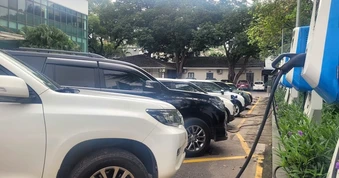 Nếu 100 ngàn xe ô tô cùng sạc một lúc sẽ tác động tới hệ thống điện thế nào?