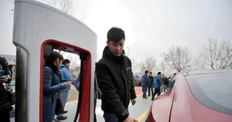 Nếu bán chính hãng ở Việt Nam, xe điện Tesla sẽ sạc thế nào?