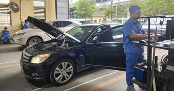 Nghẽn mạng kiểm định khí thải theo quy định mới