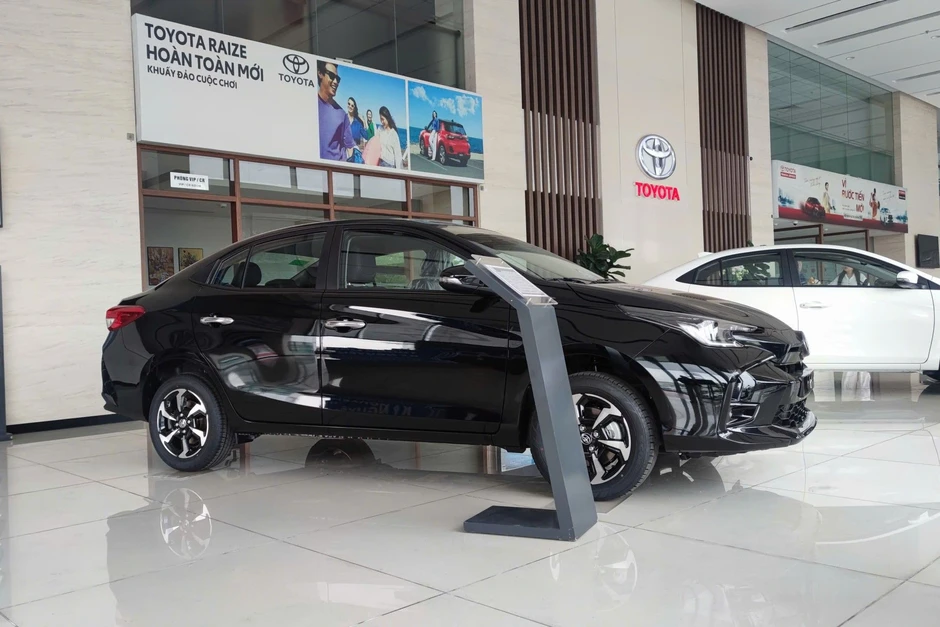 Nghịch lý tháng Ngâu, nhiều showroom ô tô vẫn đông khách Nghịch lý tháng Ngâu, nhiều showroom ô tô vẫn đông khách