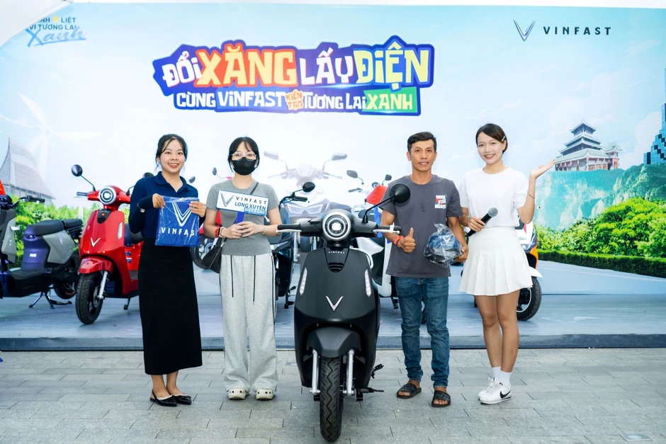 Người dân An Giang thích thú với xe máy điện không cần bằng lái tại sự kiện 'Đổi xăng lấy điện' của VinFast Người dân An Giang thích thú với xe máy điện không cần bằng lái tại sự kiện 'Đổi xăng lấy điện' của VinFast